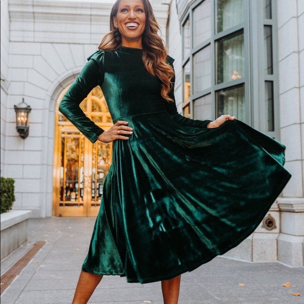 Ivy City Co La La lady Velvet dress in Emerald Sm